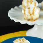 Banoffee Cheesecake- Delicious mini cheesecakes with banana, homemade toffee and whipped cream. A tasty british dessert with an american flair. YUM Dessert